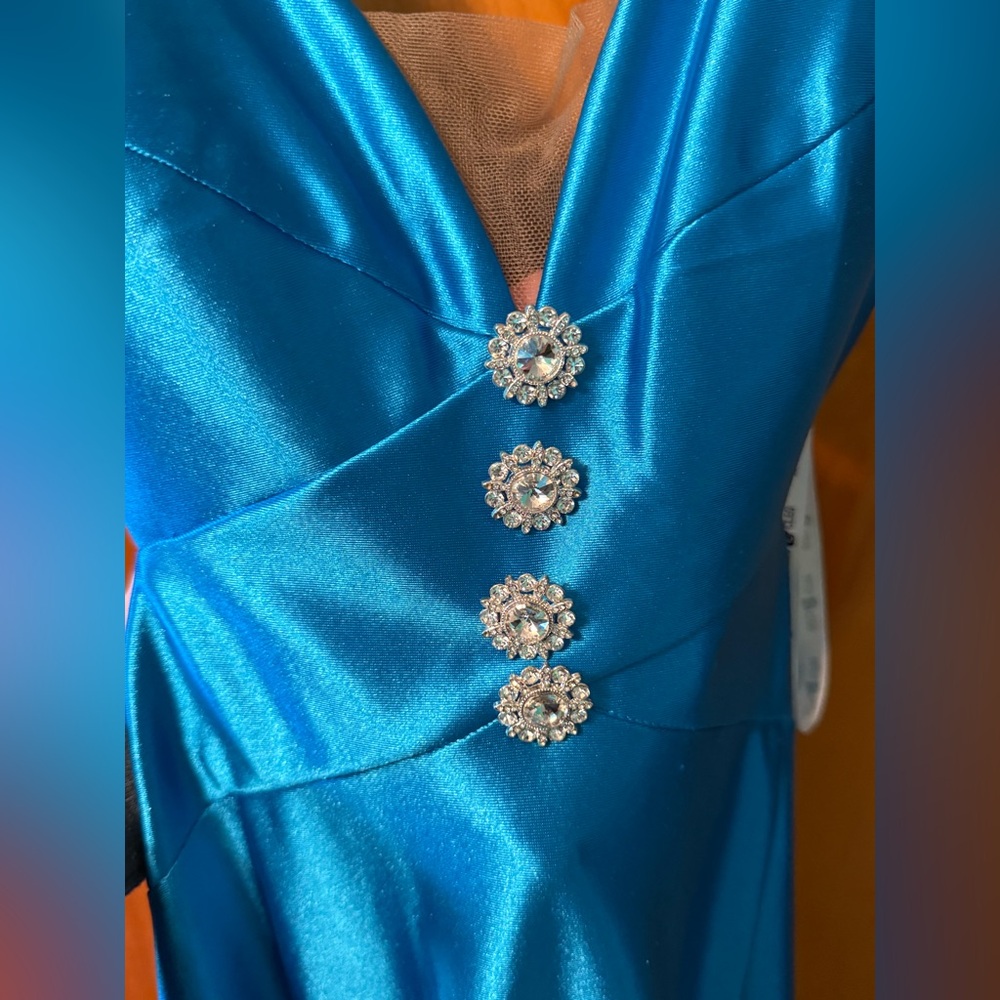 Elegant Blue Satin Evening Gown - Picture 12 of 14